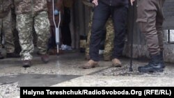 У черзі стоять бійці на милицях