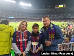 Lucian Sima, alături de soția Mia și de băiatul lor, Patrick, pe Nou Camp, în Barcelona.