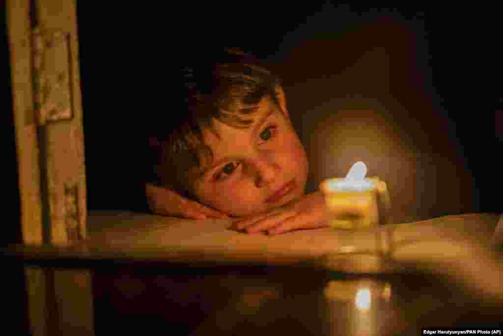 Un băiat acasă în Stepanakert pe 18 ianuarie &nbsp;