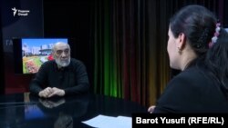 Нурулло Абдуллоев, ҳунарманди шинохта ҳангоми суҳбат дар студияи Радиои Озодӣ