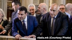 Архивска фотографија - Поранешните премиери на Македонија и Бугарија, Зоран Заев и Бојко Борисов, во Ватикан