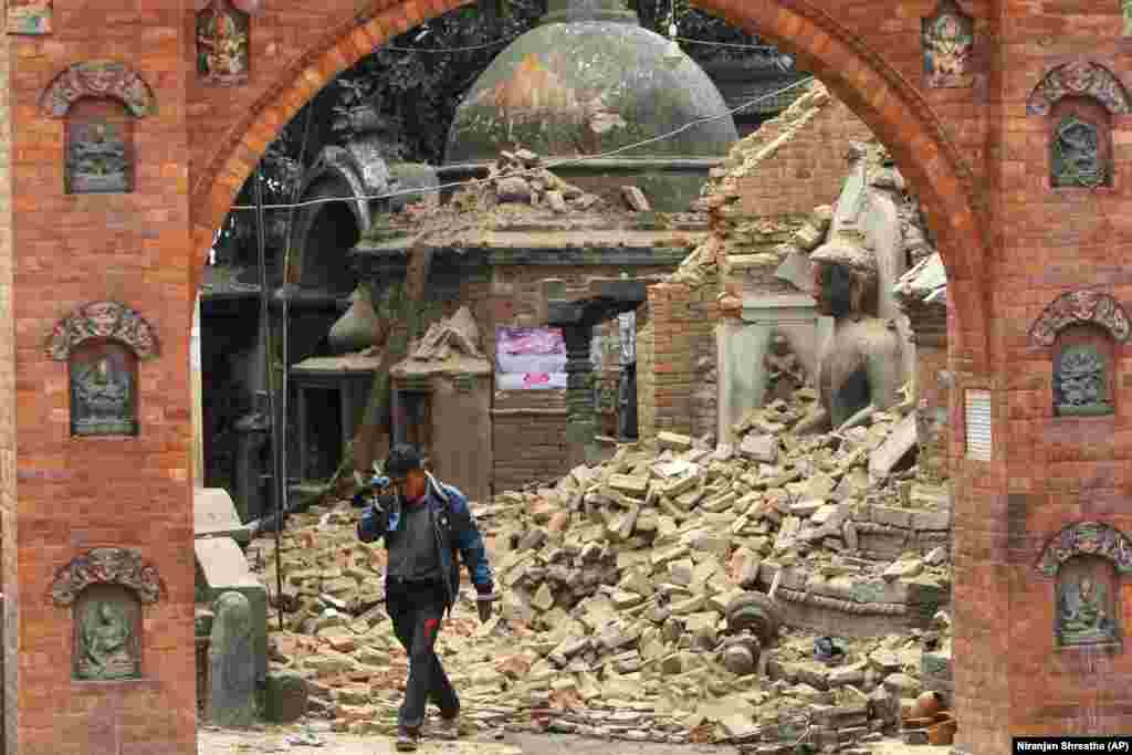 Чоловік із Непалу плаче, проходячи через руйнування, спричинені землетрусом у Бхактапурі, поблизу Катманду, Непал, 26 квітня 2015 року. Землетрус магнітудою 7,8 стався 25 квітня і забрав життя понад 8800 людей