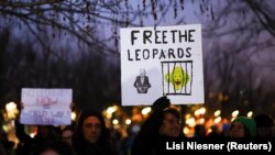 Фотографија од протестот во Берлин, Германија, на 20 јануари 2023, на кој беше побарано од германскиот канцелар Олаф Шолц „да ги ослободи леопардите“, односно Германија да дозволи испорака на тенковите „леопард 2“ за Украина како помош против руската инвазија