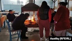 Зилзиләдән куркып урамга чыккан халык учак ягып җылына, Мәрсин