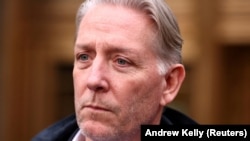 Колишній співробітник ФБР Чарльз Макгонігал, який очолював відділ контррозвідки агентства в Нью-Йорку, виходить з федерального суду Манхеттена після арешту за звинуваченням у порушенні санкцій США проти Росії. Нью-Йорк, США, 23 січня 2023 року. REUTERS/Andrew Kelly