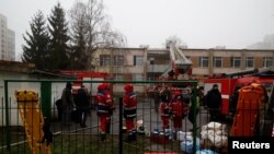 Elicopterul ar fi lovit grădinița în timpul prăbușirii.