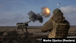 Militari ucraineni din Brigada 43 Artilerie grea trag din tunul autopropulsat german Panzerhaubitze asupra pozițiilor armatei ruse în apropiere de Bahmut în regiunea Donețk, 5 februarie 2023