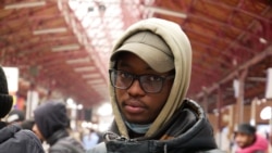 Un grup de studenti nigerieni, care au intrat cu greutate în România pe la vama Siret, surprinși în Gara de Nord din București.