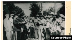 Gheorghiu Dej și liderii comuniști au impus vizitele în care elevii erau prezenți pentru a le da flori conducatorilor.