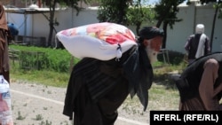 توزیع مواد غذایی به افراد نیازمند در ولایت ارزگان - عکس از آرشیف