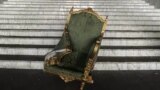 Помятое кресло в резиденции президента Казахстана в Алматы после штурма во время Январских событий. 6 января 2022 года
