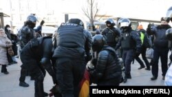 Задержание участника антивоенной акции, архивное фото 