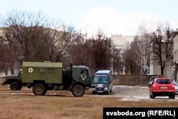 Cанітарныя вайсковыя расейскія машыны і вайсковыя машыны каля Мазырскага гарадзкога шпіталя, 2022. Ілюстрацыйнае фота