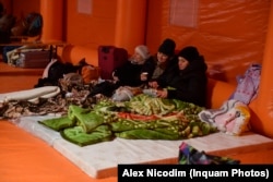 Refugiați adăpostiți într-un cort destinat primirii acestora, la Vama Siret.