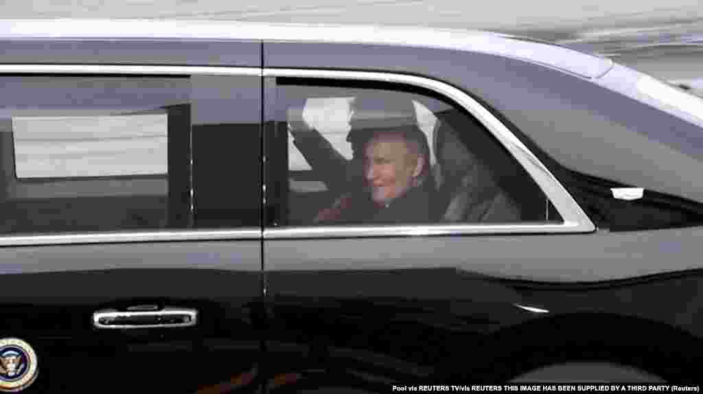 Президенти США та Росії їдуть з військового аеродрому «Елмендорф-Річардсон» в автівці Дональда Трампа