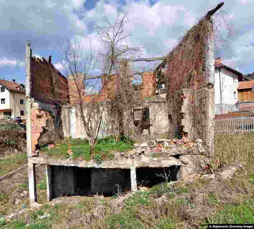 Kuća u Pionirskoj ulici u Višegradu. Zločin u Pionirskoj ulici u Višegradu dogodio se 14. juna 1992. kada je 72. višegradskih Bošnjaka zatvoreno u kuću Sumbule Zebe, a kuća je potom zapaljena. Najmlađa žrtva bila je stara samo dva dana. Posmrtni ostaci ubijenih do sada nikada nisu pronađeni.&nbsp;Za ovaj zločin pravosnažnom presudom u Haškom tribunalu osuđeni su Milan Lukić na doživotnu kaznu zatvora i Sredoje Lukić na 27 godina zatvora. Jedna od preživjelih svjedočila je protiv Lukića u Hagu. Kuća je obnovljena prije dvije godine. Slike kuće su iz 1997. i 2022. 
