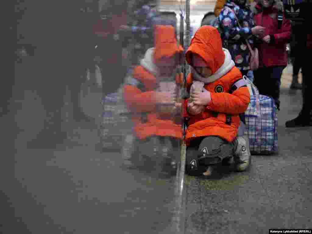 Мындан улам вокзал Украинадан келген жана башка шаарларга кетип жаткан качкындарга толгон.&nbsp;