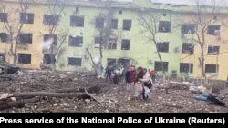 Разрушенная детская больница Мариуполя