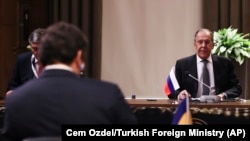 Рускиот министер Сергеј Лавров и укрианскиот Дмитро Кулеба на разговори во Турција. 