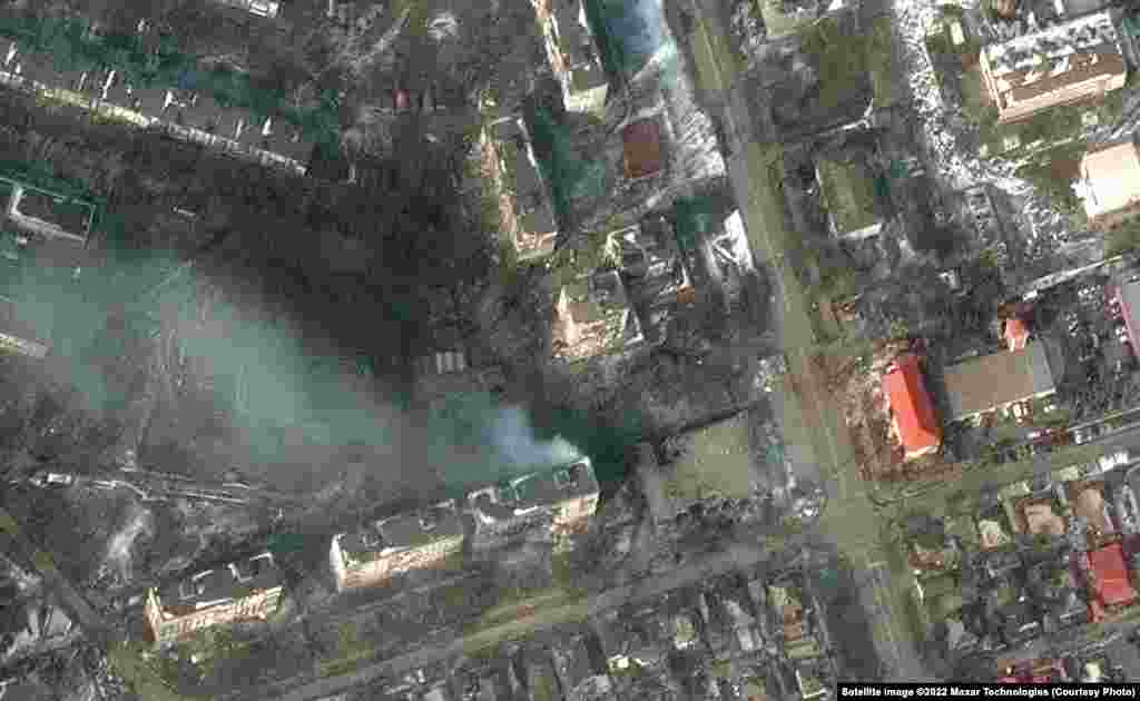 Багатоквартирні будинки на вулиці Зелінського в Маріуполі після російських обстрілів.&nbsp;Satellite image &copy;2022&nbsp;Maxar Technologies