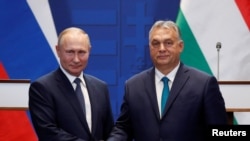 Унгарскиот премиер Виктор Орбан и рускиот претседател Владимир Путин се ракуваат по прес-конференцијата по нивните разговори во Будимпешта, Унгарија, 30 октомври 2019 година.
