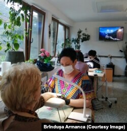 Irina și Oxana la treabă în salonul de manichiură