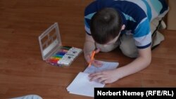 Școala Internațională din Baia Mare a primit 12 elevi ucraineni cărora le-a organizat o clasă mixtă. În imagine, unul dintre copiii ucraineni găzduiți, la Baia Mare, de Alina Cotețiu, o voluntară care are grijă de mai mulți copii.