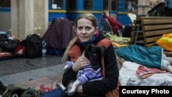 Жена в метрото на Харков след поредния обстрел, 155 март 2022 г.