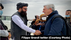 فیلیپوگراندی کمیشنر عالی ملل متحد برای پناهجویان (راست) حین مصافحه با یک مقام طالبان در کابل