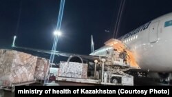 Алматы аэропортундагы учакка Украинага дары-дармектер жүктөлгөн гуманитардык  жардам жүктөлүп жатат. 14-март, 2022-жыл.