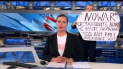 Jurnalista Marina Ovsiannikova, în momentul protestului din 14 martie de la televiziunea rusă de stat