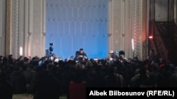 Максатбек Токтомушев проводит проповедь в мечети "Махмуд Кашгари".