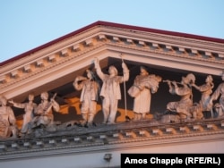 Скульптурна композиція на фасаді драмтеатру в Маріуполі, архівне фото