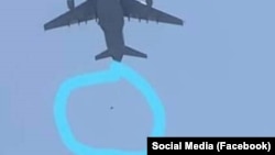 روند تخلیه با هرج و مرج به همراه بود. در نخستین روز در ۲۵ ماه اسد سال ۱۴۰۰، حداقل سه نفر از کناره یک طیاره غول پیکر نیروی هوایی ایالات متحده به پایین افتادند و جان دادند.