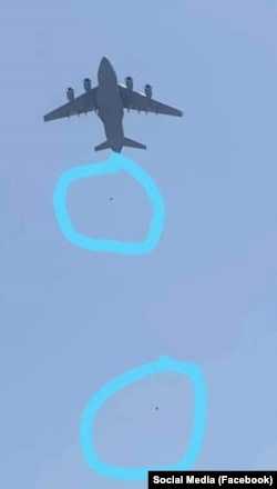 در ۲۵ ماه اسد سال ۱۴۰۰، حداقل سه نفر از کناره یک طیاره غول پیکر نیروی هوایی ایالات متحده به پایین افتادند و جان دادند.