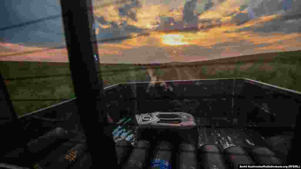 Завантажений пікап розсікає польовими дорогами донбаських степів. Нерідко військові починають свій рух на позиції в сутінках, адже в той час видимість помітно знижується. Водночас водій може кермувати без увімкненого світла, що дозволяє доїхати на позиції менш помітним