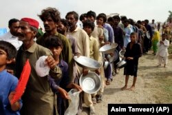 د پاکستان حکومت او خيريه ادارې بېکوره شوو خلکو ته خواړه او د ورځني ضرورتونه نور شیان ورکوي. دپنجاب د راجن پورضلعې انځور