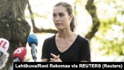 Министър-председателят на Финландия дава пресконференция, след като видеоклипове от нейни партита изтекоха в социалните медии