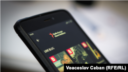 Producătorul social media va explora platformele de social media pentru posibile știri, UGC și discuții relevante în plan editorial.