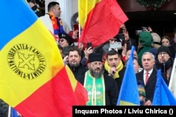 George Simion la sărbătoarea unirii Principatelor Române la Iași. CLaudiu Târziu și Călin Georgescu se află în dreapta, respectiv stânga sa.