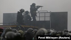 Almatyda protestleriň dowamynda howpsuzlyk gullukçysy ýaragyny çeneýär