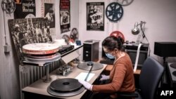 Монтажистка по време на работата върху реставрацията на филма "Наполеон", 6 май 2021 г.