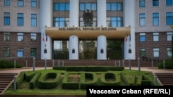 Pe durata stării de urgență, Parlamentul cedează o parte din putere CSE, în frunte cu șeful Guvernului. 