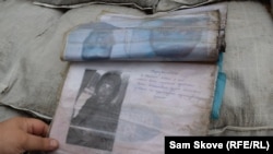 Снимка на жена, издирвана от руските сили, открита на руски контролно-пропускателен пункт в Изюм.