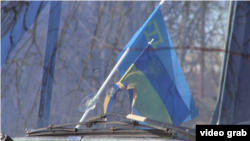 Червоно-чорний прапор російські силовики змусили Приходька з машини прибрати