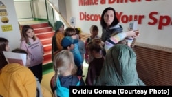 Ganna Gryshyna, alături de elevii ucraineni, înainte de terminarea cursurilor.