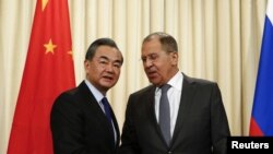 Міністр закордонних справ Китаю Ван І (л) і його російський колега Сергій Лавров, архівне фото