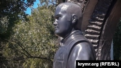 Бюст Віктора Януковича-молодшого на Братському кладовищі, Севастополь