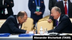 Сергій Лавров і Микола Патрушев регочуть під час спільного засідання Ради Міністрів закордонних справ, Ради Міністрів оборони та Комітету секретарів Рад безпеки Організації Договору про колективну безпеку (ОДКБ). Астана, Казахстан. 8 листопада 2018 року