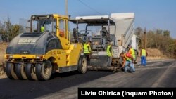 Asfaltarea unor drumuri ar putea, în viitor, să fie atribuită de primării direct firmelor pe care le favorizează. Imagine din arhivă, de la construcția unui drum din județul Iași.